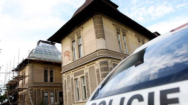 Z lešení při opravě vily v Opatovicích nad Labem spadl pětačtyřicetiletý dělník