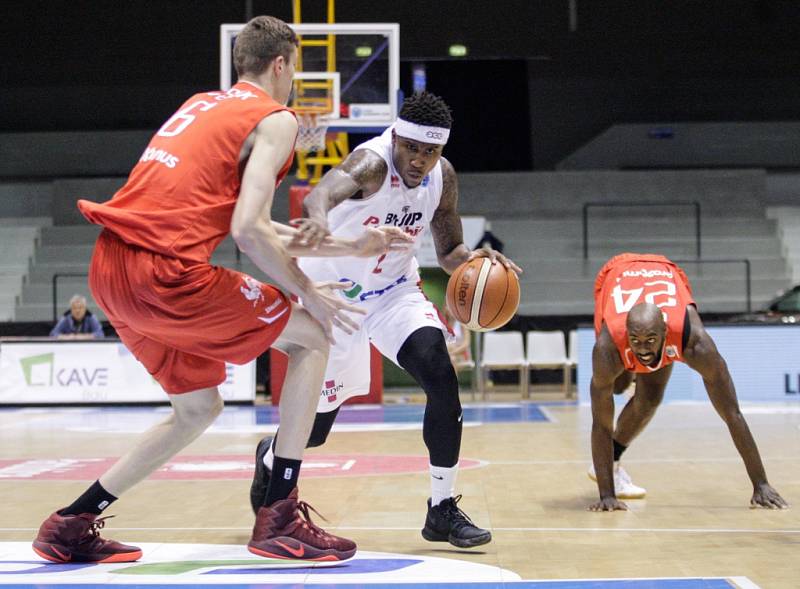 Basketbalové pohárové utkání Pardubice - Charleroi.