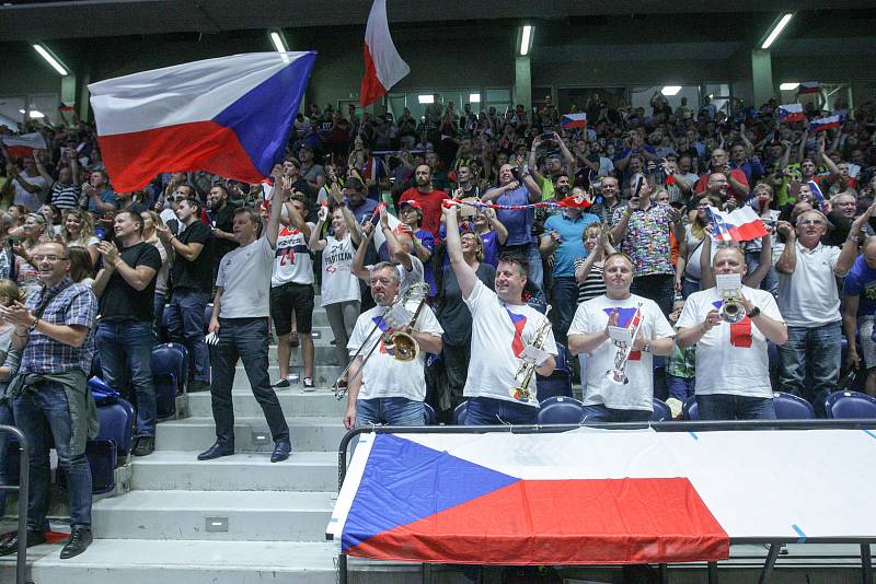 Basketbalové utkání kvalifikace na Mistrovství světa 2019 mezi Českou republikou (v bílém) a Ruskem (v červeném) v pardubické ČSOB pojišťovna ARENĚ.