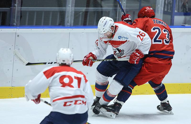 Přípravné hokejové utkání mezi HC Dynamo Pardubice (v bílém) a HKM Zvolen (v červeném) v pardubické ČSOB pojišťovna ARENĚ.