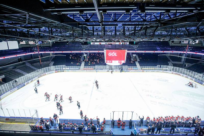 Kvůli vládním opatřením byly tribuny při hokejovém utkání mezi HC Dynamo Pardubice a HC Oceláři Třinec v pardubické aréně téměř prázdné...