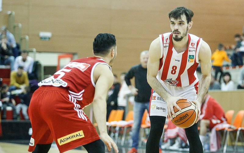 Basketbalové utkání semifinále Alpe Adria Cupu mezi BK JIP Pardubice (v bíločerveném) a BC Hallmann Vídeň (v červeném) v pardubické hale na Dašické.