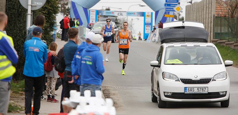 Mistrovství České republiky v půlmaratonu vyhráli Vít Pavlišta (číslo1) a Tereza Hrochová (číslo 11).