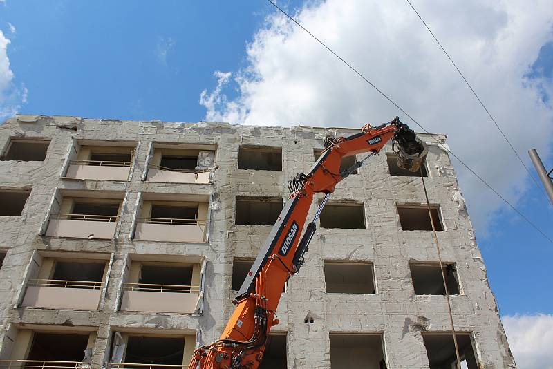 U vlakového nádraží v Pardubicích začala tento týden stavba terminálu pro autobusovou regionální dopravu. Součástí prací je i částečná demolice bytového domu, který tam stojí.