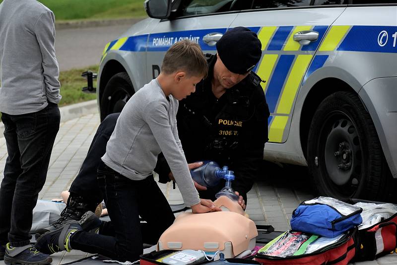 V Pardubickém kraji mají policisté ve vozidlech 24 nových defibrilátorů, které jim pomohou s prováděním první pomoci.