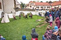 V historickém centru Pardubic se v sobotu slaví Mezinárodní den archeologie. U pardubického zámku najdou návštěvníci ležení bojovníků – Vikingů a pravěkých bojovníků. Připraven je i další program.