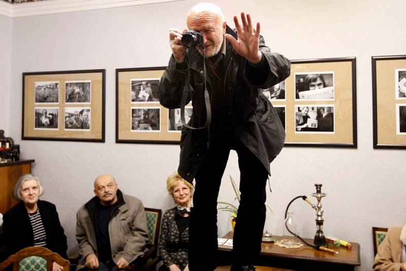 V pardubické galerii GM Hronovické ulici je v současné době k vidění výstava známého fotografa Bohdana Holomíčka