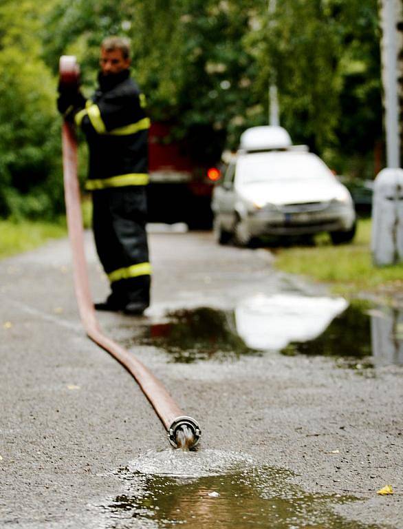 Voda na pardubickém sídlišti Dukla vyplavila sklepy, s čerpáním museli pomoct hasiči