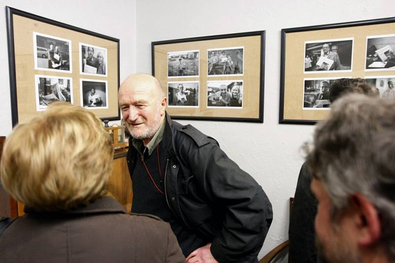 V pardubické galerii GM Hronovické ulici je v současné době k vidění výstava známého fotografa Bohdana Holomíčka