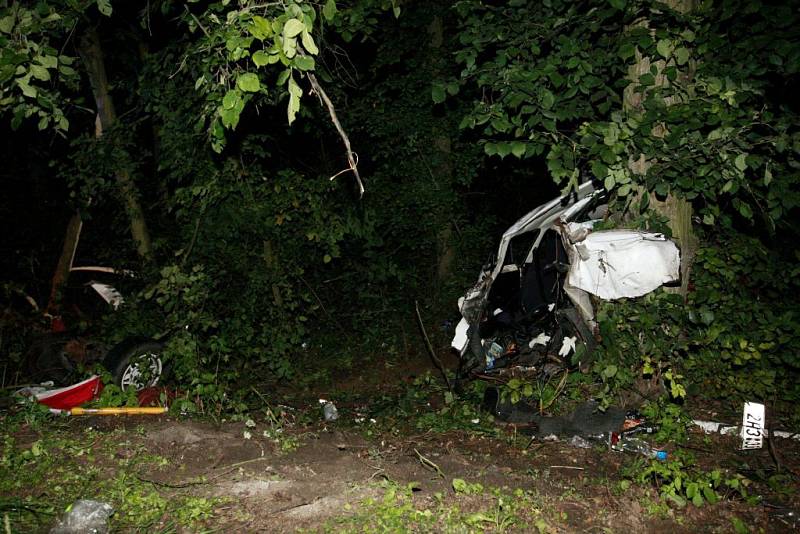 Hasiči nemuseli ani použít vyprošťovací náčiní, náraz vozidlu doslova utrhnul předek