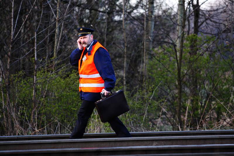 Mrtvé tělo v kolejišti u Opočínku. Policie nyní pátrá po totožnosti mrtvého muže