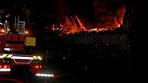Požár střechy bývalého mlýna v Třebosicích jak jej zachytili pardubičtí hasiči