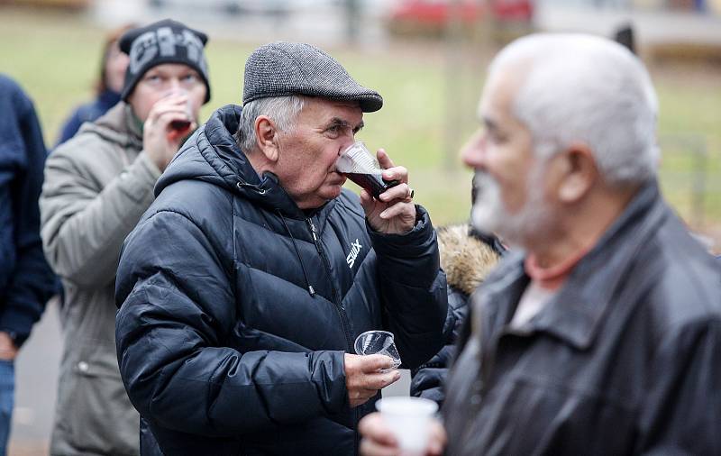 Tradiční degustace sedmi druhů Svatomartinského vína před kulturním domem na Dukle uspořádal pro občany strarosta městského obvodu V Jiří Rejda.