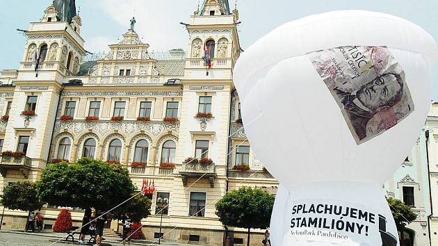 Obří nafukovací záchodová mísa v centru Pardubic upozorňovala obyvatele i vedení radnice na zadlužený TechnoPark.