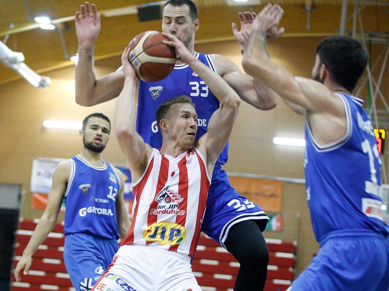 Kooperativa NBL: BK JIP Pardubice - USK Praha.