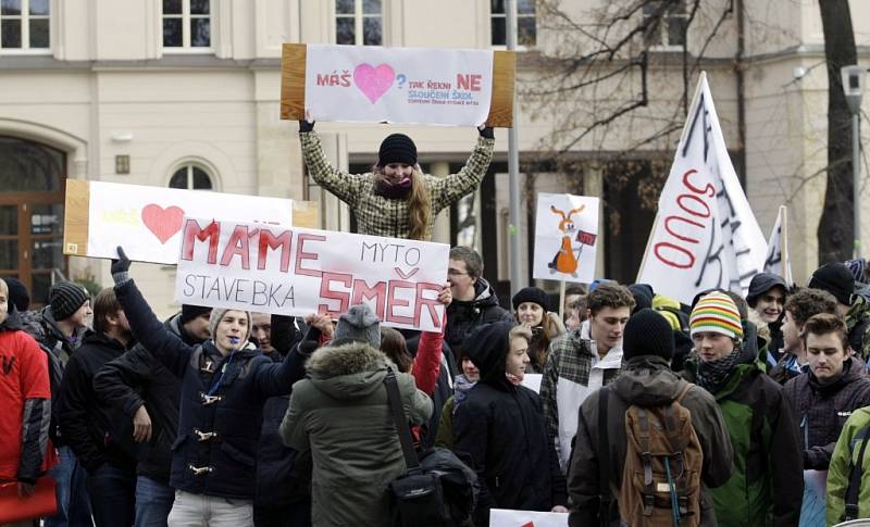 Protest před sídlem Pardubického kraje. Studenti gymnázií z Jevíčka a Vysokého Mýta protestují proti slučování škol.