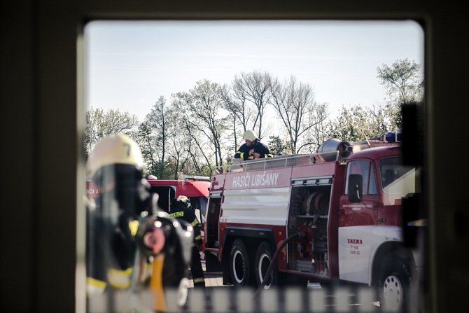 Cvičení dobrovolných hasičů z Libišan a Lázně Bohdaneč na požár skladovací haly.