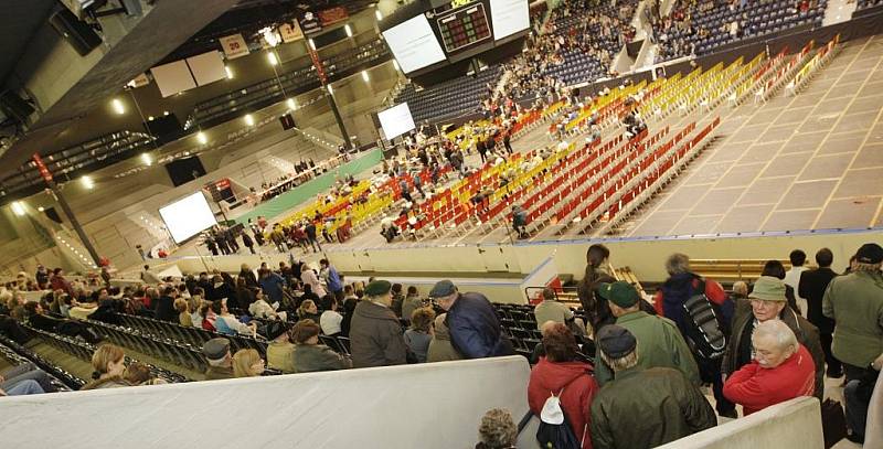 Veřejné projednávání záměru znovuobnovení provozu v semtínské spalovně tentokrát hostila pardubická ČEZ Arena.