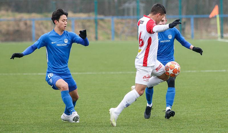 Přípravné utkání Fortuna národní ligy mezi FK Pardubice (ve červenobílém) a FC Slovan Liberec (v modrém) na hřišti v Ohrazenicích v Pardubicích.