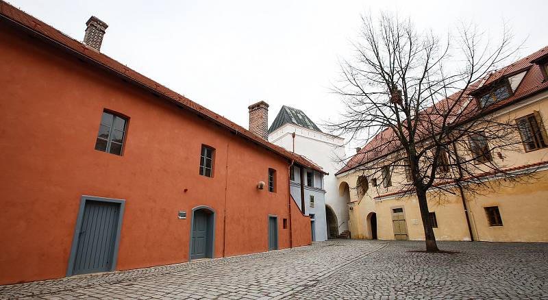 Historické budovy na pardubickém Příhrádku jsou dokončené. Stavbaři při rekonstrukci objevili mnoho překvapení – například jedno schodiště nebo velmi zachovalou černou kuchyni.