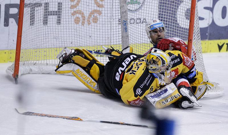 Uutkání Tipsport extraligy v ledním hokeji mezi HC Dynamo Pardubice (červenobílém) a HC Verva Litvínov (ve žlutočerném) v pardubické Tipsport areně.