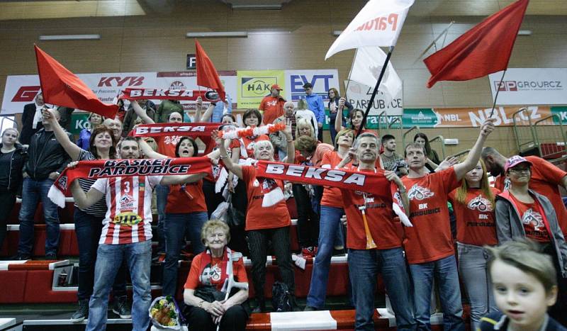 5. čtvrtfinále basketbalu Pardubice - Svitavy 90:62.