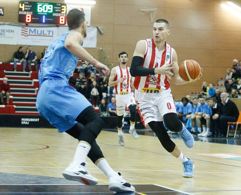 Basketbalové utkání Kooperativa NBL mezi BK JIP Pardubice (v červenobílém) a BK Olomoucko (v modrém) v pardubické hale na Dašické.