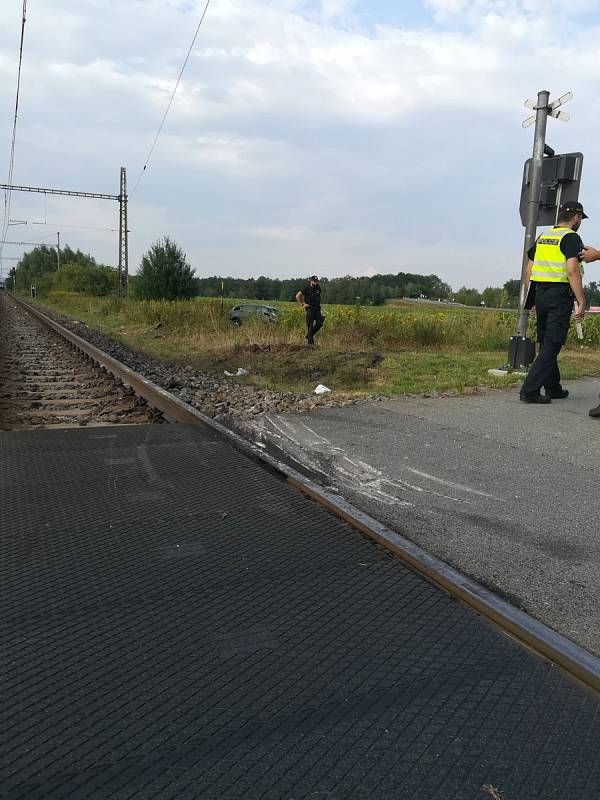 Rychlík ve Stéblové smetl osobní auto s třemi mladými lidmi