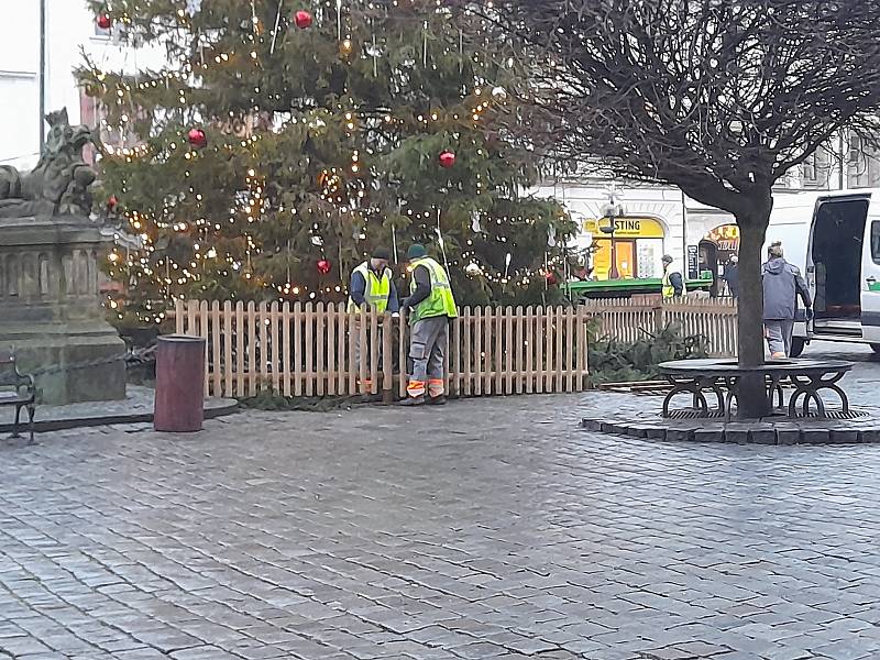 Odstraňování plotu kolem vánočního stromku na Pernštýnském náměstí.