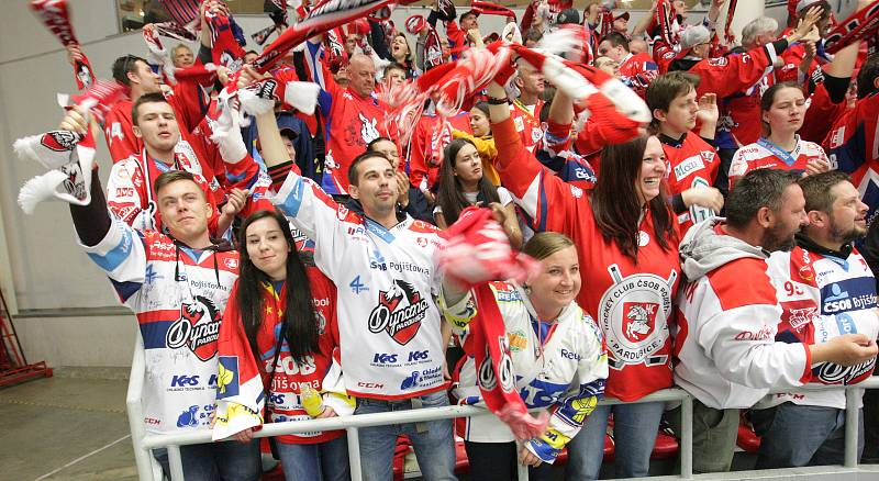 Výjezd Dynamo fans do Českých Budějovic na zápas baráže o udržení Tipsport extraligy v ledním hokeji mezi ČEZ Motor České Budějovice a HC Dynamo Pardubice.