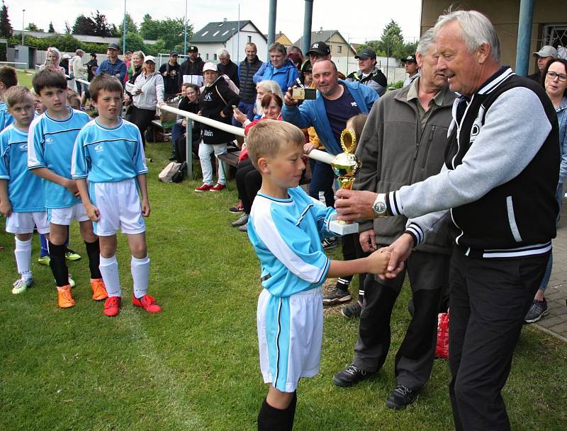 Fotbalový turnaj U9 v Rosicích nad Labem: Domácí výběr při vyhlášení výsledků