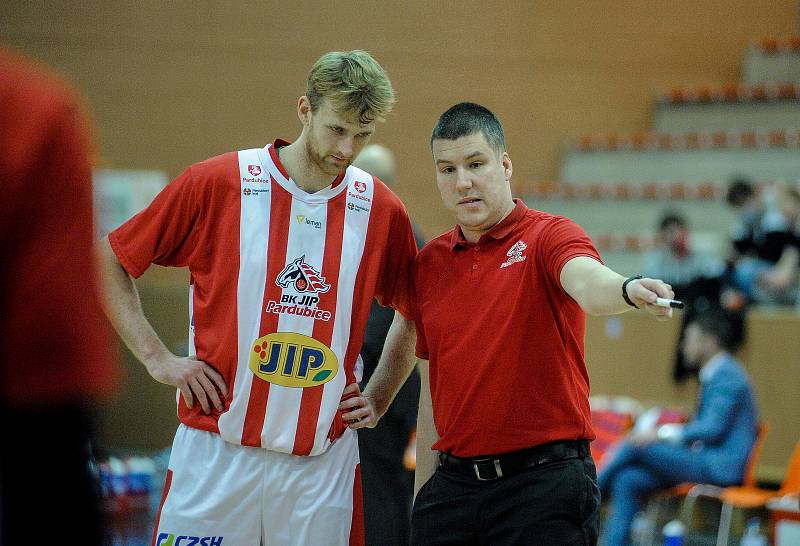 Kooperativa NBL: BK JIP Pardubice - Basket Brno.