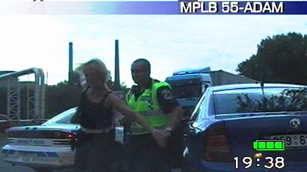 Žena se vytažení z auta bránila, strážníci proto použili hmaty a agresivní řidičce nasadili pouta