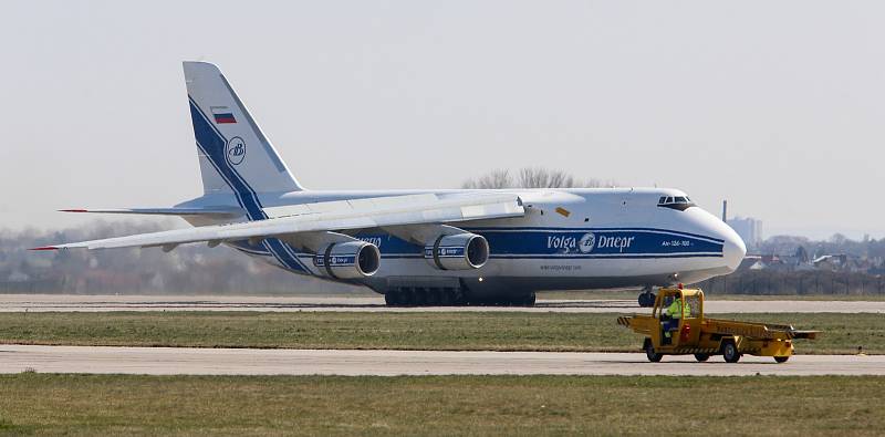 Na pardubickém letišti 1.4. přistál čtvrtý nákladní speciál Antonov An-124-100M Ruslan s dalším nákladem  zdravotnického materiálu a ochranných prostředků.