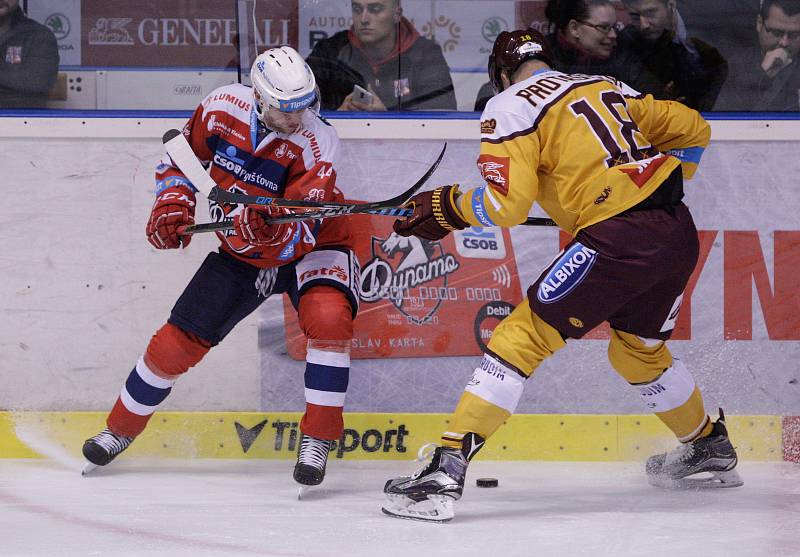 Hokejové utkání Tipsport extraligy v ledním hokeji mezi HC Dynamo Pardubice (červenobílém) a HC Dukla Jihlava  (ve žlutém)) v pardudubické Tipsport areně.