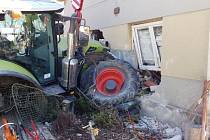 Traktor skončil v Dolní Rovni v domě a pobořil ho