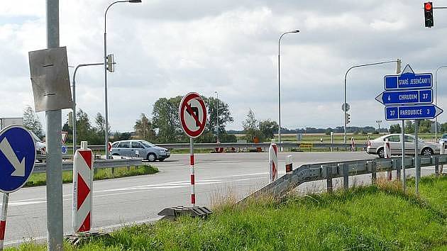 Semaforová křižovatka u Dražkovic je největším špuntem na trase z Pardubic do Chrudimi.