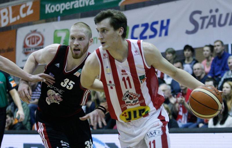 5. čtvrtfinále basketbalu Pardubice - Svitavy 90:62.