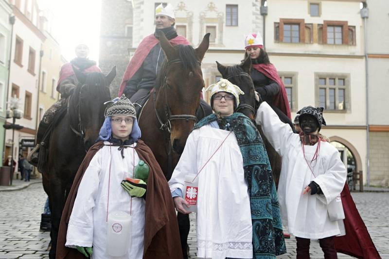 Slavnostní zahájení Tříkrálové sbírky na Pernštýnském náměstí v Pardubicích.