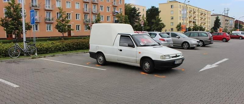 Srážka automobilu s cyklistkou 29. června u Kauflandu. Policie k ní hledá svědky.