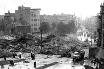 Před osmačtyřiceti lety byla zbourána jedna z nejslavnějších budov v Pardubicích. Na odstřelení hotelu Veselka se přišly v šest hodin ráno podívat davy lidí.