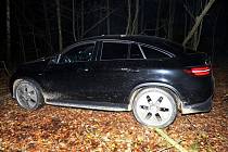 Ukradeným mercedesem řidič před policisty ujížděl až do lesa. Když už nemohl dál, zkusil útěk do tmy a schovávačku na stromě. Nevyšlo to.