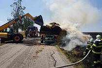 Osm jednotek hasičů likvidovalo ve čtvrtek v poledne požár traktoru s návěsem v Libecině.