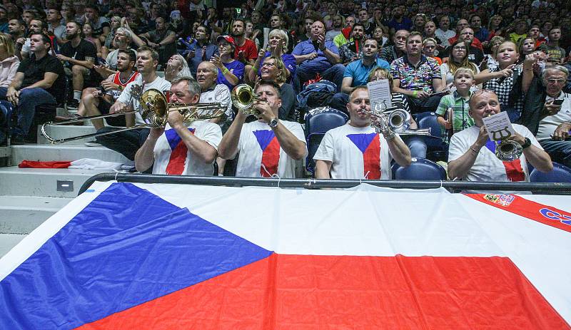 Basketbalové utkání kvalifikace na Mistrovství světa 2019 mezi Českou republikou (v bílém) a Ruskem (v červeném) v pardubické ČSOB pojišťovna ARENĚ.