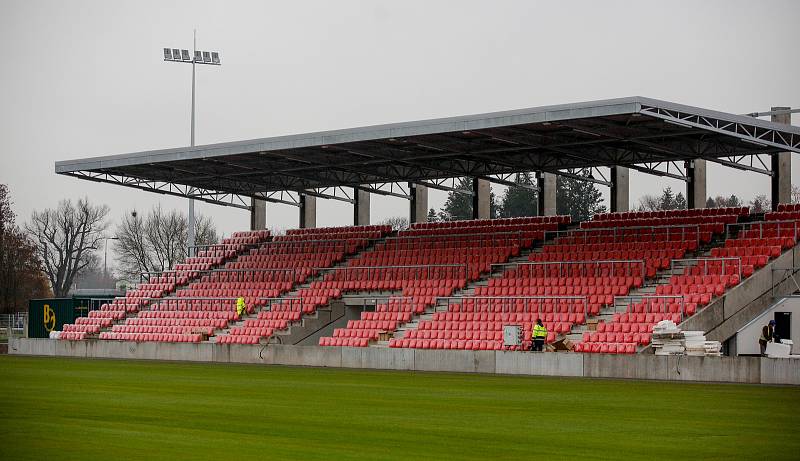 Nový fotbalový stadion prvoligového týmu FK Pardubice v prostorách bývalého Letního stadinu v Pardubicích  je téměř hotov.