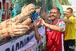 Duel FK Pardubice (v červenobílém) vers. MFK Chrudim  (v černém) na hřišti pod Vinicí v Pardubicích.