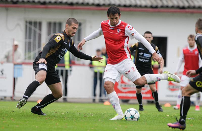 Utkání Fotbalové národní ligy mezi FK Pardubice (ve červenobílém) a 1. SC Znojmo FK (v černém) na hřišti pod Vinicí v Pardubicích.