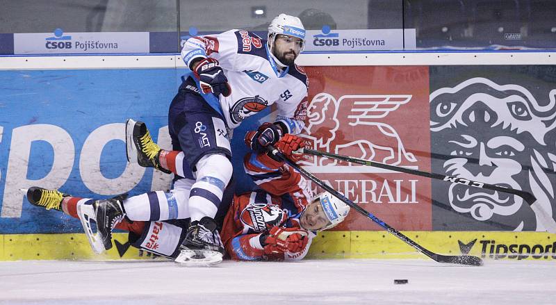 Hokejové utkání Tipsport extraligy v ledním hokeji mezi HC Dynamo Pardubice (červenobílém) a HC Práti Chomutov (v bílomodrém) v pardudubické Tipsport areně