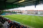 Fotbalové utkání na Městském stadionu Ďolíček v Praze.