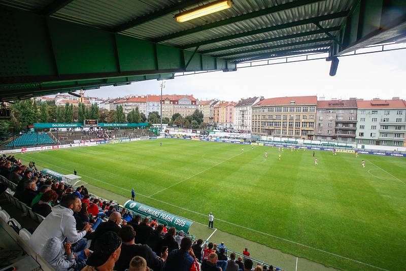 Fotbalové utkání Fortuna ligy mezi FK Pardubice (v červenobílém) a FK Teplice (  modrožlutém) na Městském stadionu Ďolíček v Praze.